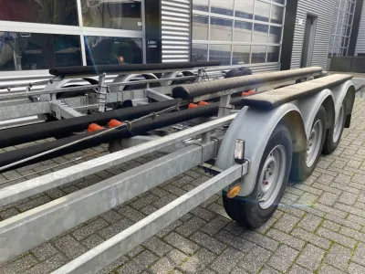 drieassige boottrailer op klinkerbestrating