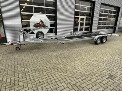 lange trailer op bestrating voor garage