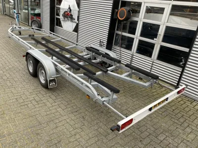aanhanger voor boot op bestrating bij gebouw