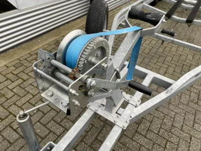 trailerlier en frame op bestrating