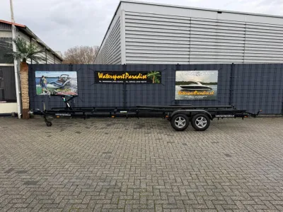 tandemasser trailer bij bedrijfsloods