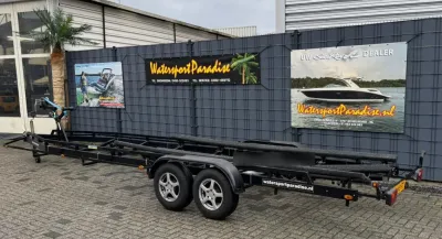 tandemasser boottrailer op parkeerplaats