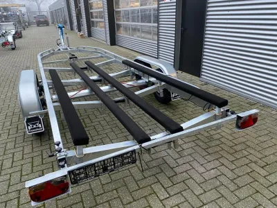 balkentrailer op stenen parkeerplaats