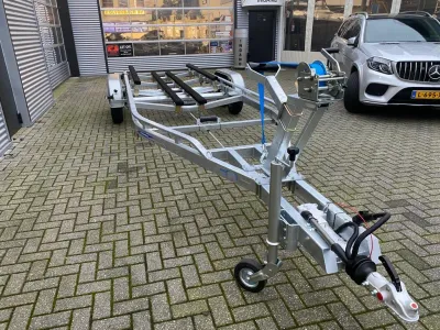 balkentrailer op bestrate parkeerplaats