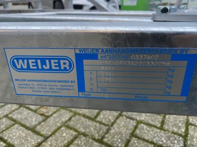 close-up van metalen identificatieplaatje