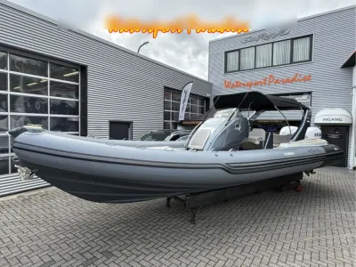 grijze RIB boot voor watersportbedrijf