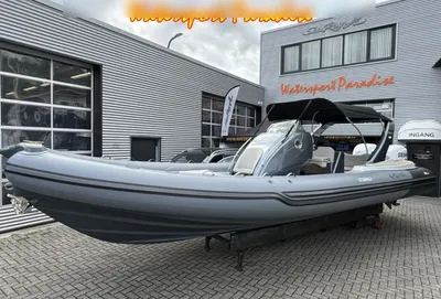 grijze RIB boot voor watersportbedrijf