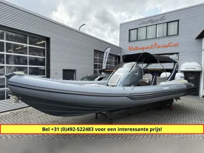 grijze RIB bij showroom