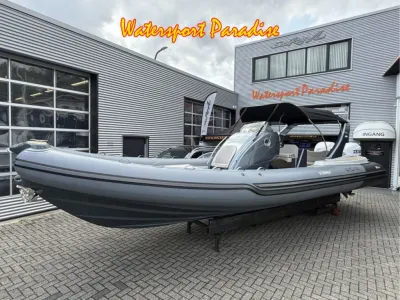 grijze RIB op trailer bij showroom