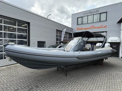 grijze RIB op trailer bij showroom