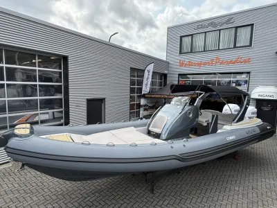 grijze RIB boot bij watersportbedrijf