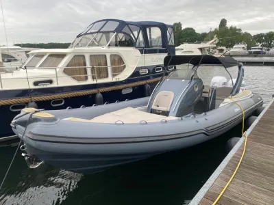 grijze RIB aangemeerd in een jachthaven