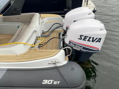 Achterdek van RIB met twee buitenboordmotoren