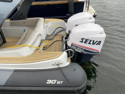 Achterdek en motoren van een RIB