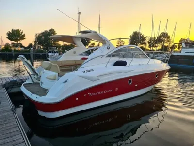 motorboot afgemeerd in jachthaven bij zonsondergang