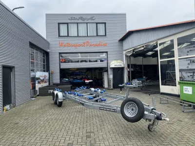 boottrailer geparkeerd voor bedrijfsgebouw