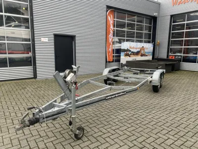 boottrailer op stenen parkeerplaats