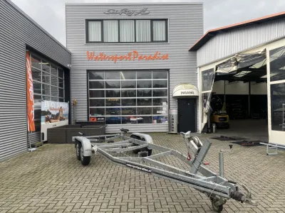 tandemasser aanhanger op bedrijfsterrein