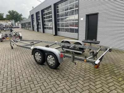 tandemas-aanhanger op parkeerplaats