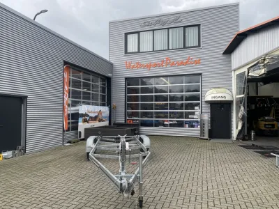 aanhanger op parkeerplaats voor bedrijf