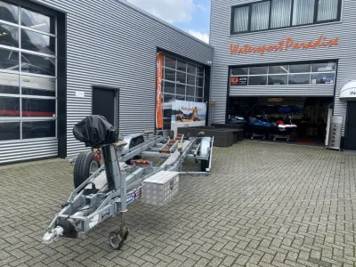 aanhanger geparkeerd voor watersportwinkel