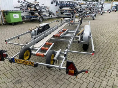 tandemas aanhanger op parkeerterrein