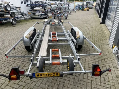 boottrailer op buitenparkeerplaats