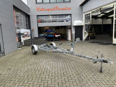 enkelasser trailer voor watersportwinkel op oprit