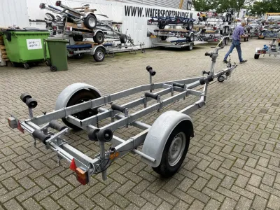 enkelassige boottrailer op parkeerplaats