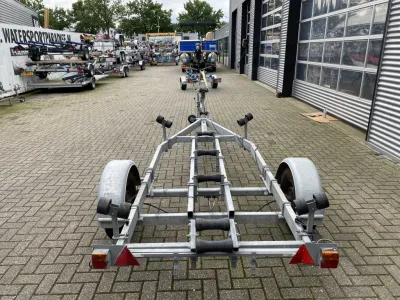 enkelasser trailer op bedrijfsterrein