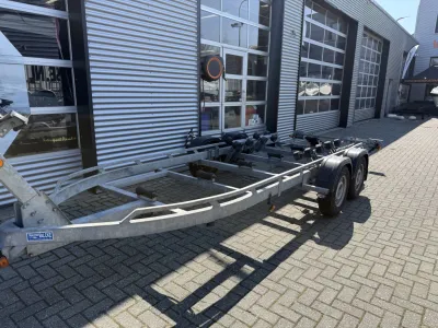 Boottrailer geparkeerd voor bedrijfsgebouw