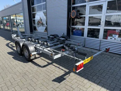 geremde boottrailer op parkeerplaats
