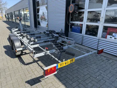 geremde rollentrailer op parkeerplaats