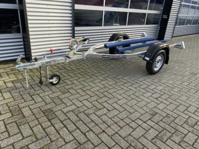 boottrailer op betegeld parkeerterrein