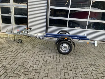 boottrailer op bestrating voor een gebouw