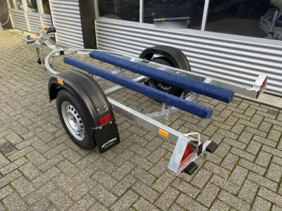 aanhangwagen voor boot op bestrating
