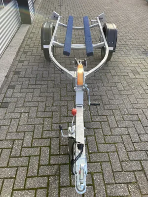 boottrailer op bestrate ondergrond