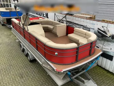 rode pontoonboot op trailer buiten