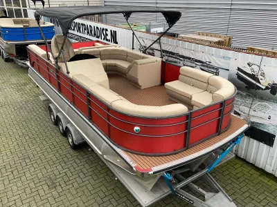 rode pontoonboot op trailer in showroom
