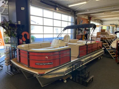 rode pontonboot in showroom