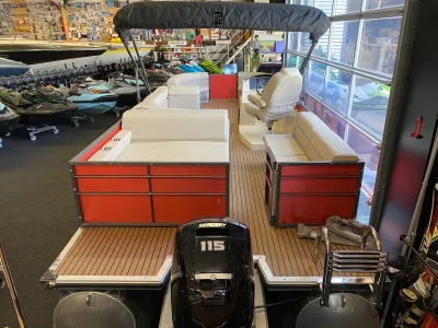 pontonboot in showroom met zitbanken