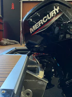 pontoonbootdek met buitenboordmotor in showroom