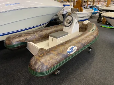 opblaasbare rib met camouflage in showroom