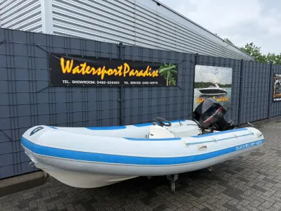 opblaasbare rib op parkeerplaats