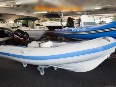 rubberen boot in binnen showroom