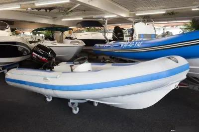 kleine opblaasbare boot in binnenshowroom