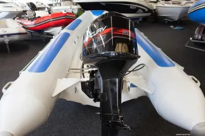 opblaasboot met buitenboordmotor in showroom