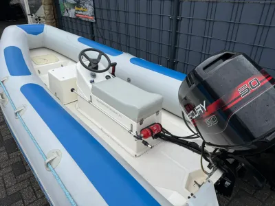 rubberboot met console en buitenboordmotor