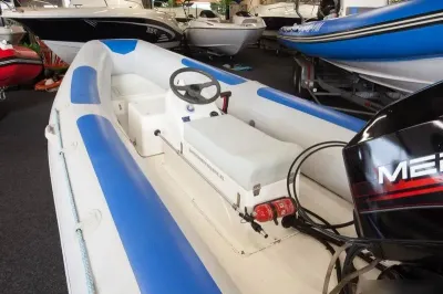 opblaasbare rib in binnenopstelling