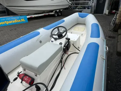 Opblaasbare boot met stuurconsole op oprit